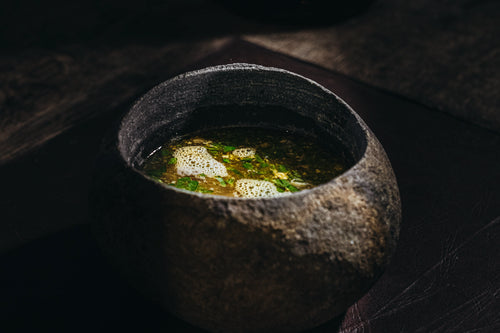 Hühnerbrühe, Ingwer, Limette & gezupfte Hühnerkeule